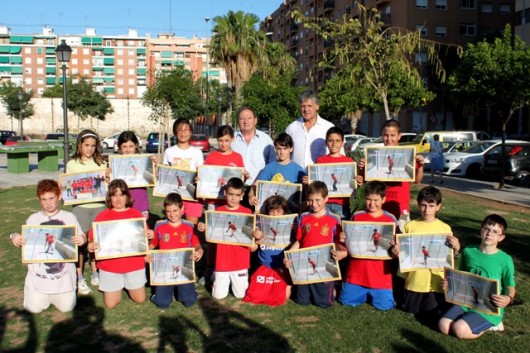 Genovés enlluerna als jóvens pilotaris de les escoles municipals de pilota de la ciutat de València 