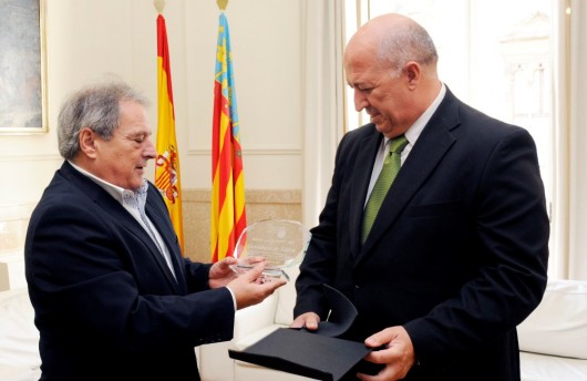 L'Ajuntament de Xàtiva rep el seu premi del Dia de la Pilota