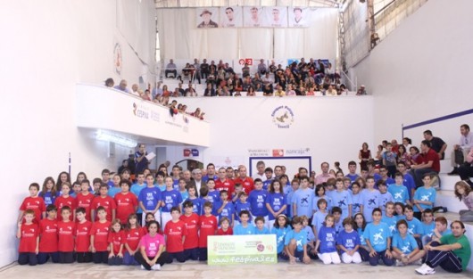Las escuelas municipales de pilota de la ciudad de Valencia se presentan en Pelayo