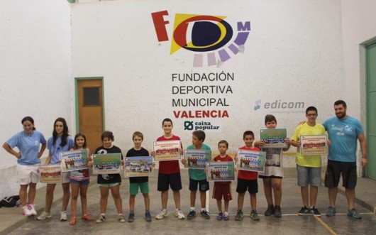 Els xiquets i xiquetes de València reben els diplomes de la temporada anterior