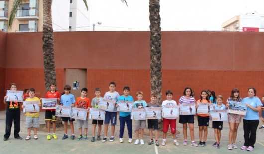 Els alumnes del Fornos arrepleguen els seus diplomes de pilota valenciana