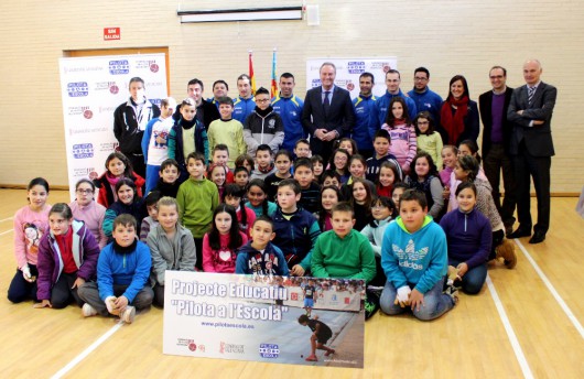 Fabra inaugura de forma oficial el programa “Pilota a l’Escola” en Alzira