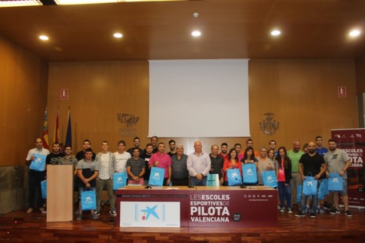 La Federació de Pilota i La Caixa ajuden a les escoles de pilota valenciana 