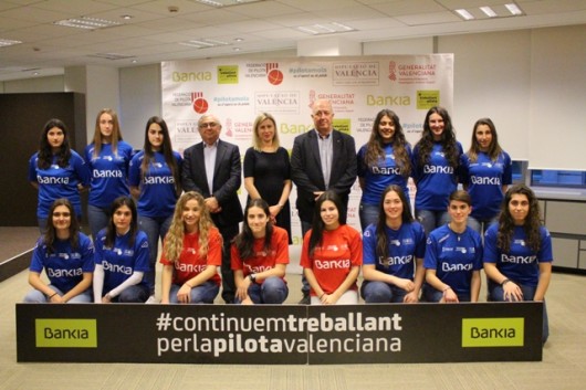La ‘XIII Lliga Bankia d ’Elit de Raspall Femení 2019’ es presenta amb totes les jugadores participan